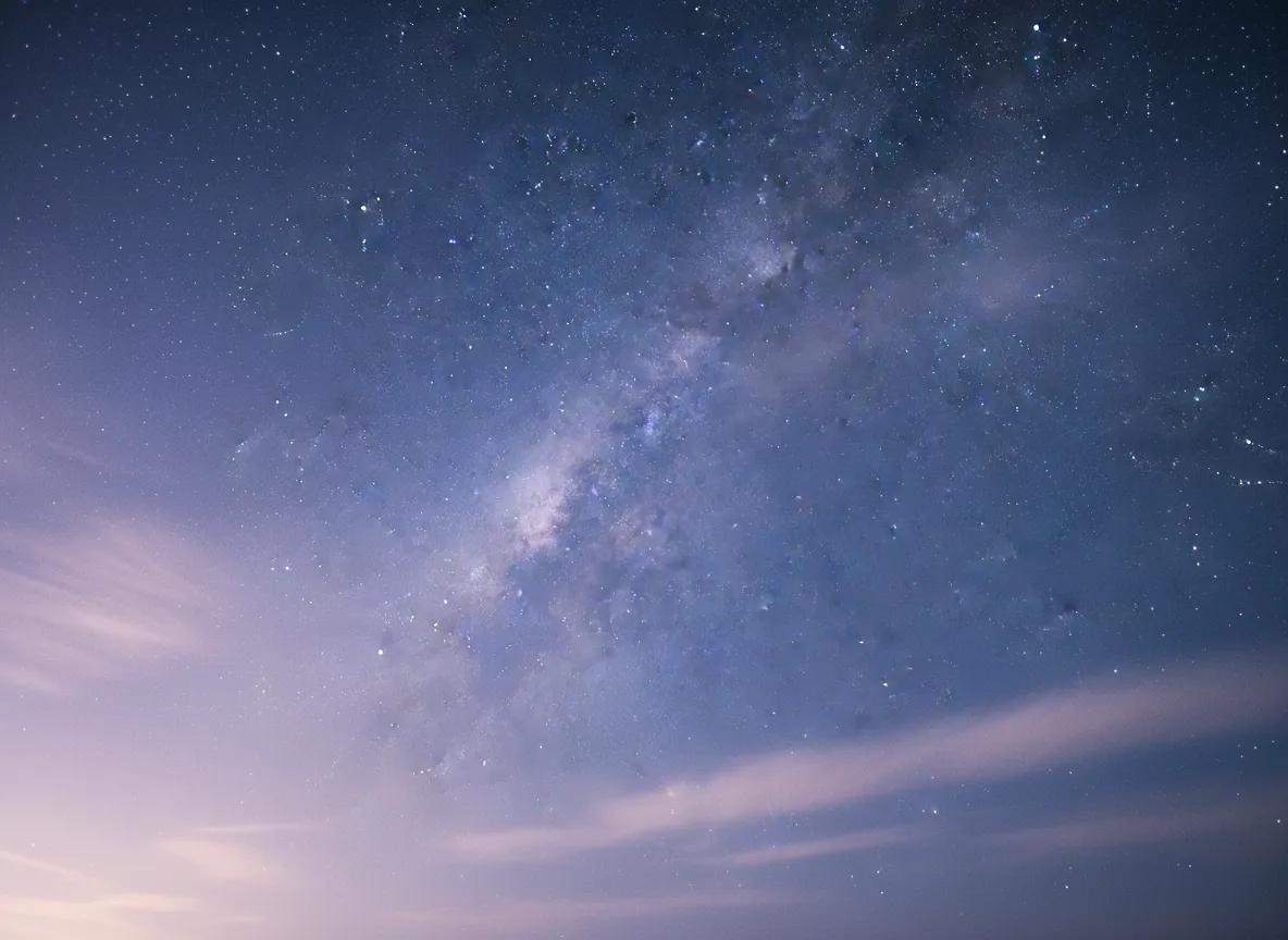 Cielo nocturno suave con tonos lavanda y azul profundo, sensación de ciclos y movimiento interno.